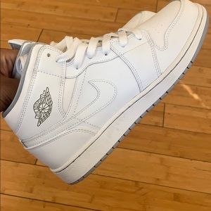 Jordan 1 wolf grey white